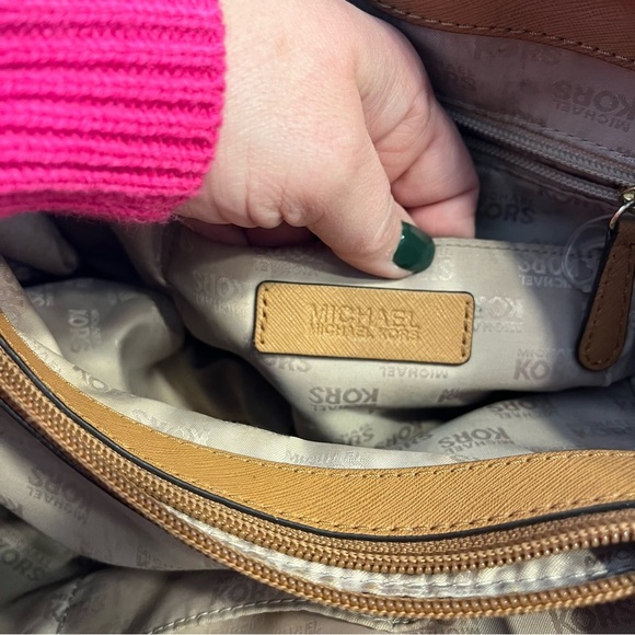 Michael Kors cream monogram leather tote - Picture 12 of 16